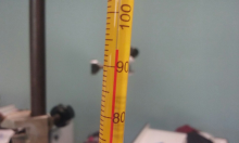 Le thèrmomètre indique une température de 94°C, la bonne température pour une bonne distillation