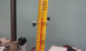 Le thèrmomètre indique une température de 94°C, la bonne température pour une bonne distillation